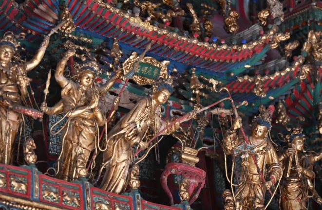 The hanging sculptures in Xiaoxitian, Lixian County.